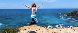 Julia springt am Meer